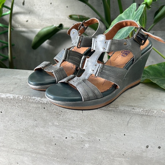 Clark Full leather, adjustable-width wedge sandals. - Picture 2 of 4